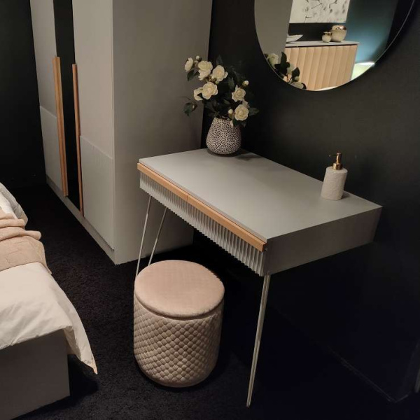 Стол-консоль + 4 опоры Джуна  Стол-консоль + 4 опоры Джуна